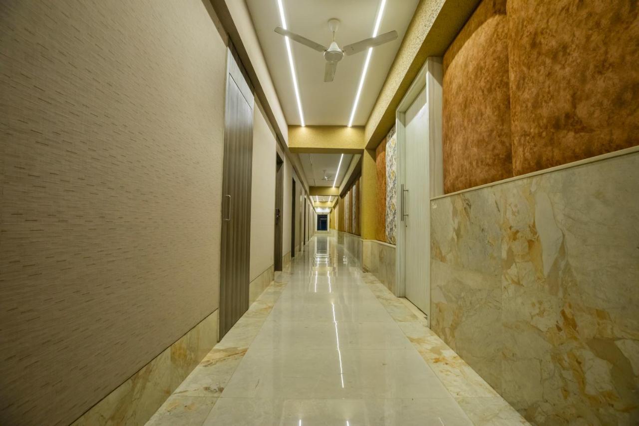 The Thane Club Екстериор снимка