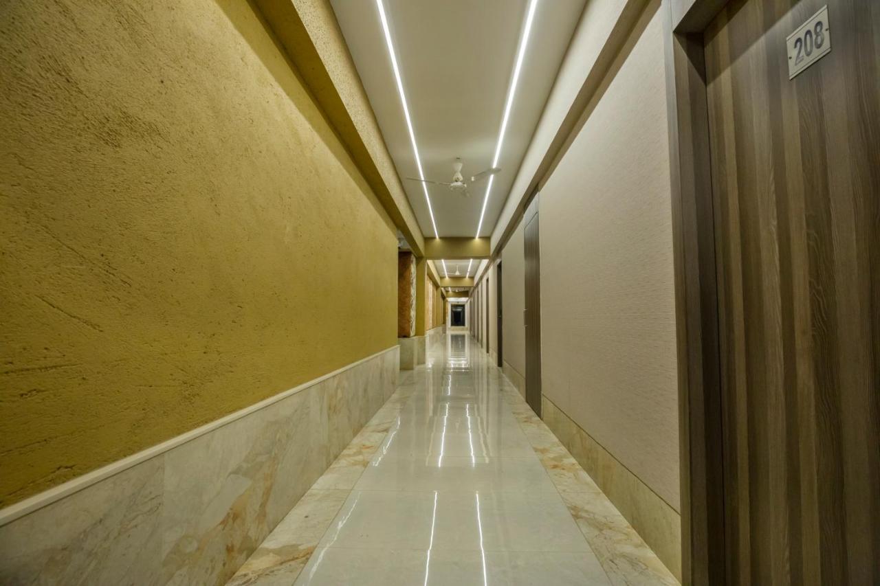 The Thane Club Екстериор снимка